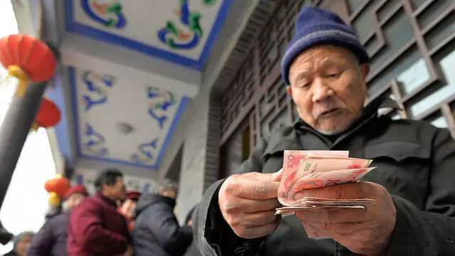 退休后養(yǎng)老金怎么算，養(yǎng)老金會(huì)變少嗎？專家是這么說的